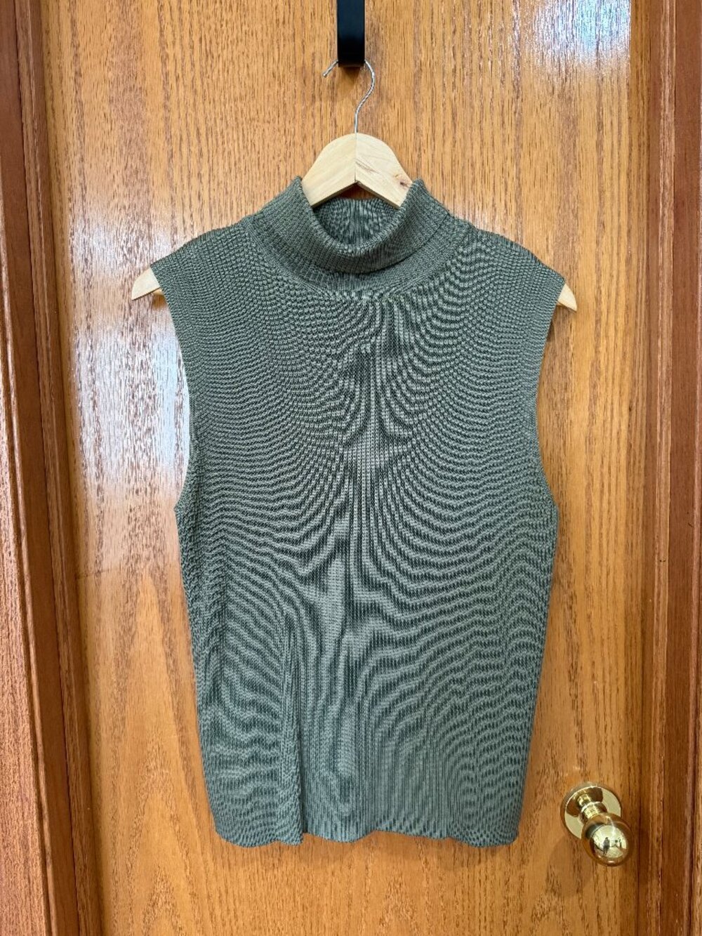 SAG HARBOR Ribbed Knit Sleeveless Turtleneck Top Large Olive Green